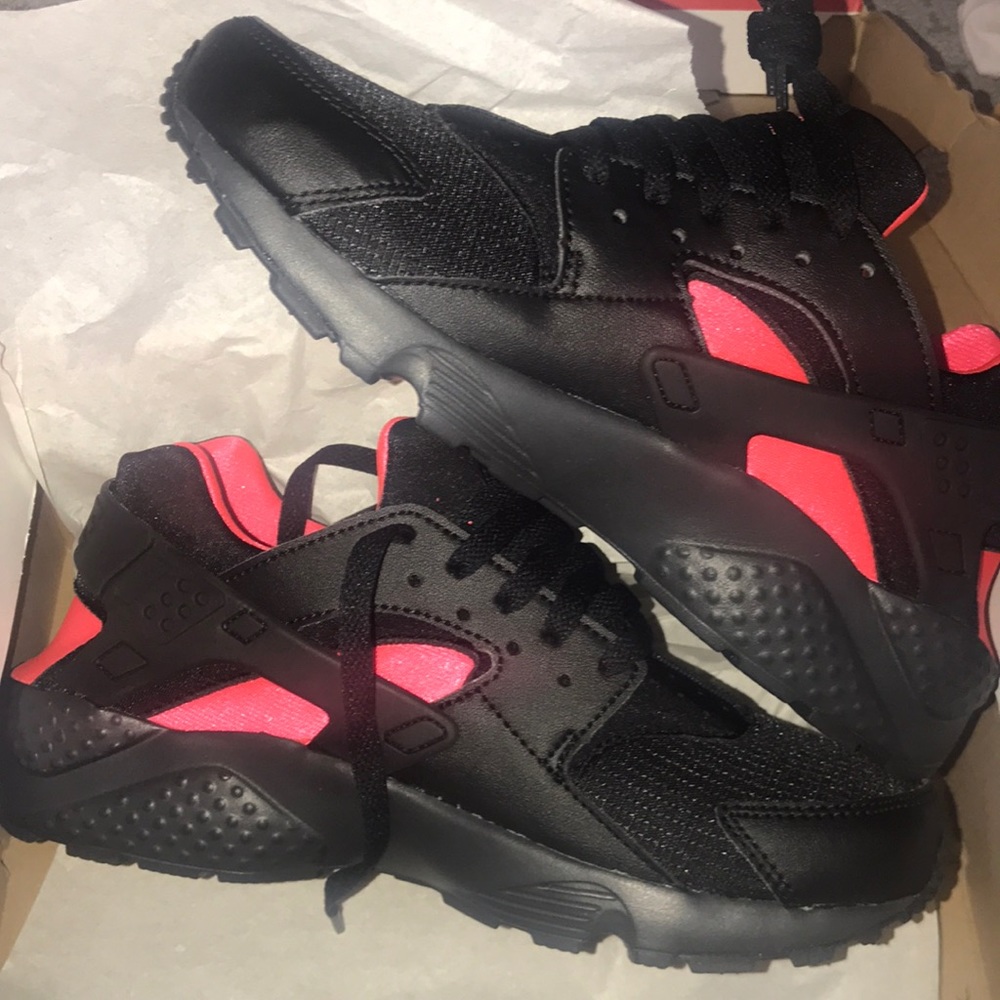 pink/black Nike Huarache